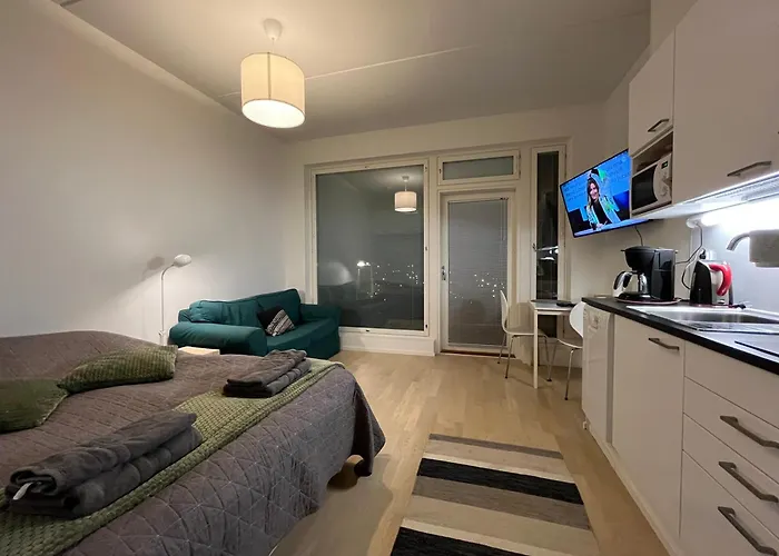 Peaceful Near & Nature, Wifi, Balcony Helsínquia